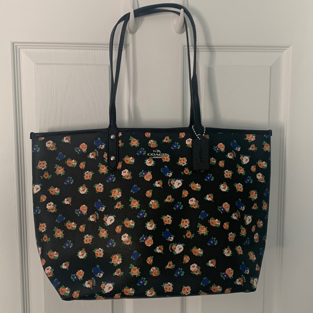 🆕 Coach Reversible City Tote